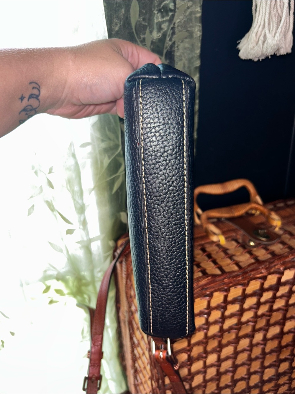 Vintage Dooney & Bourke Pebble Grain All Weather Leather Carrier Crossbody Bag - Picture 6 of 11